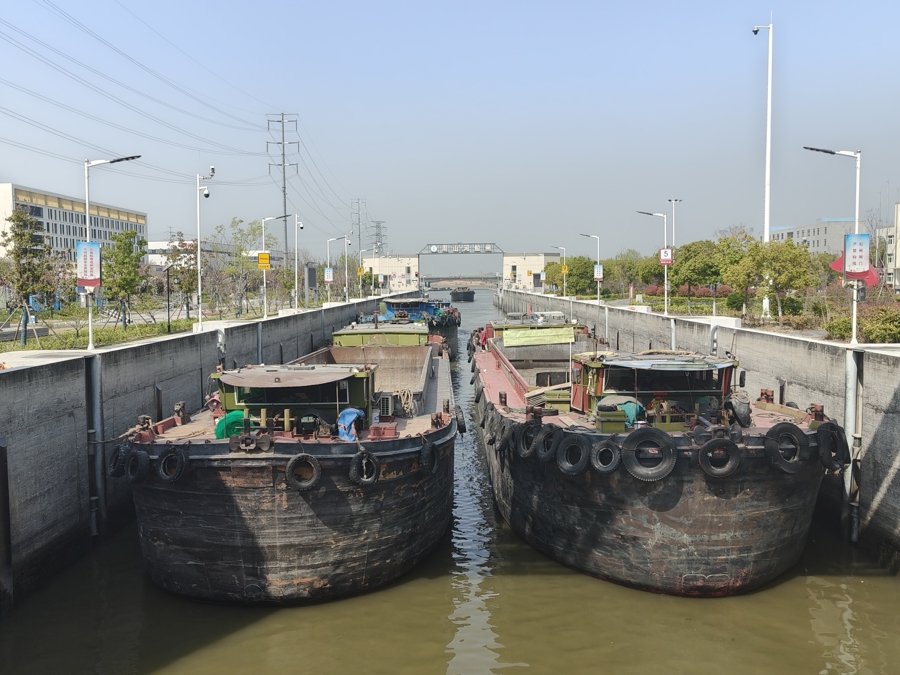 在周山河船闸排队过闸的船舶